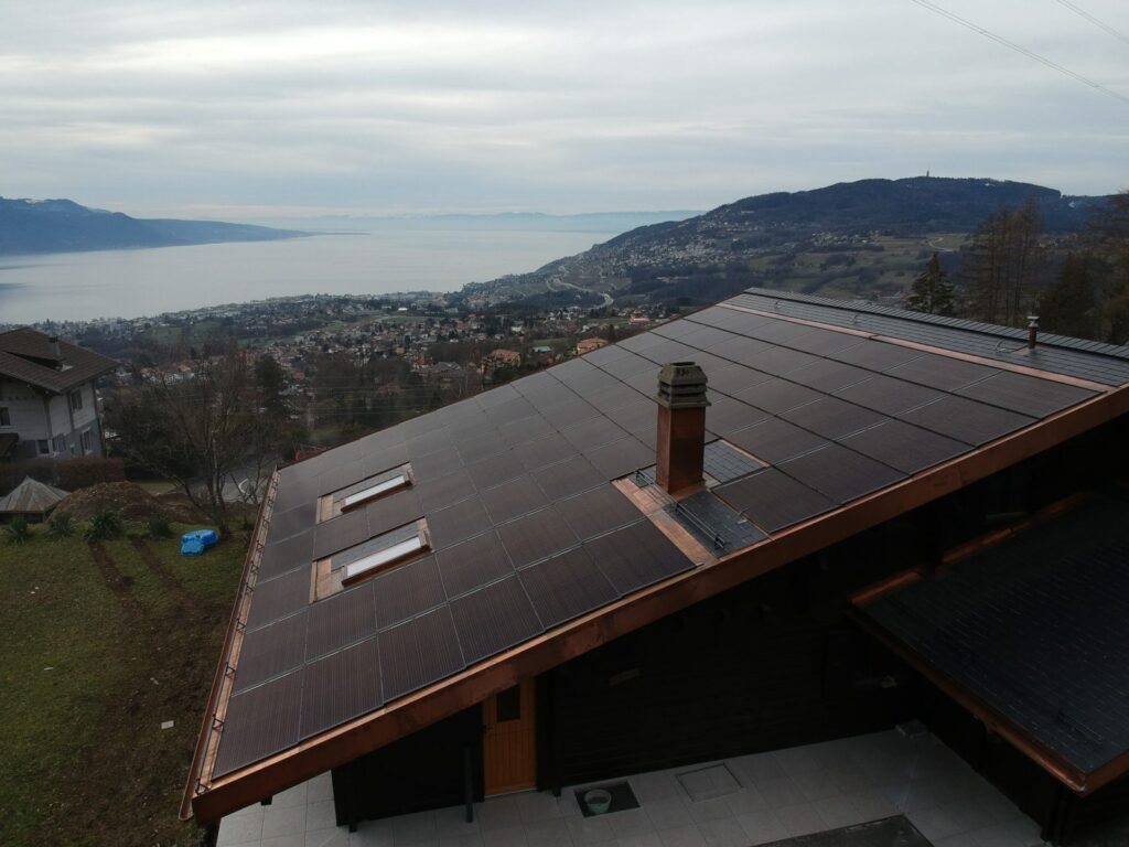 Installation photovoltaïque en toiture intégrée avec rénovation de la toiture à Blonay - BTsun